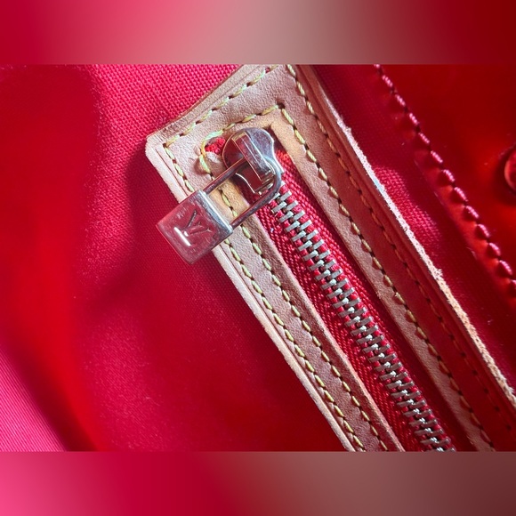 Authentic Louis Vuitton Reade PM handbag in Red Monogram Vernis patent leather. - Picture 6 of 11